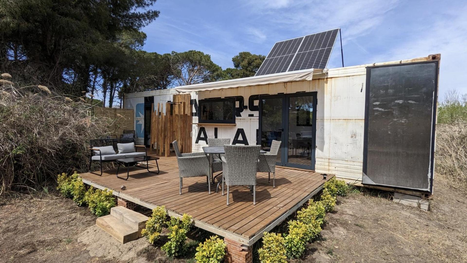 Cooltainer Retreat: Sustainable Coastal Forest Tiny House Near Barcelona Castelldefels Exterior foto